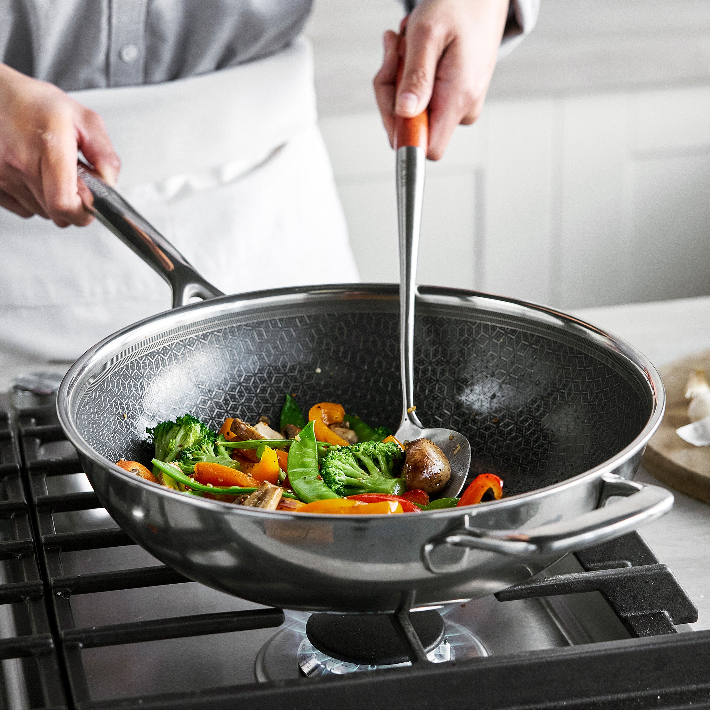 Spectra Thermobond Hybrid Ceramic Nonstick 12 Wok with Lid - Image 6