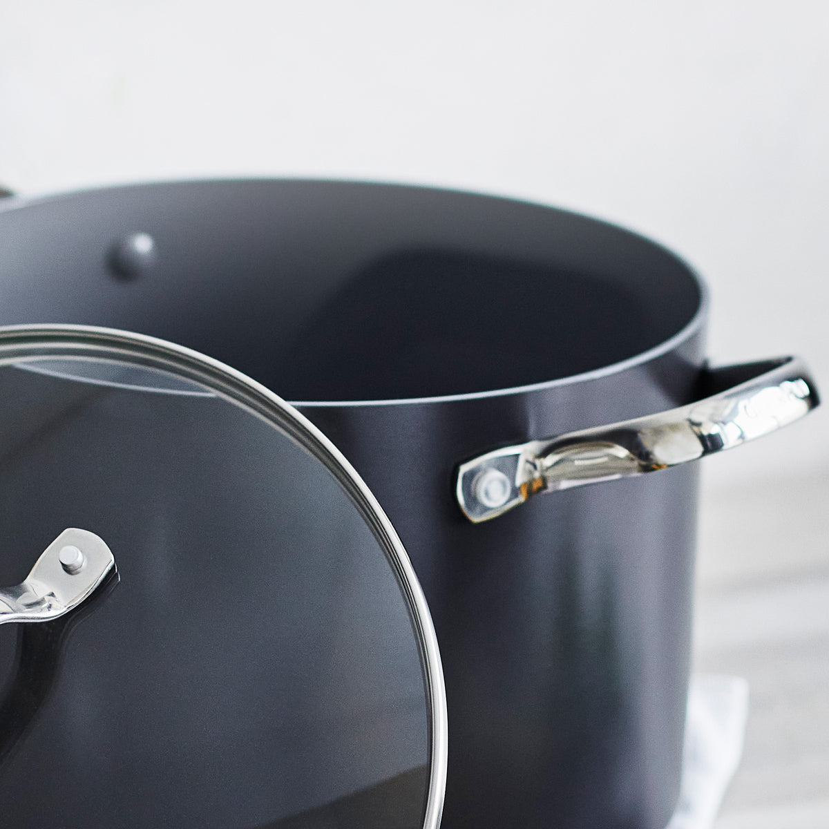 Valencia Pro Ceramic Nonstick 8-Quart Stockpot with Lid - Image 6