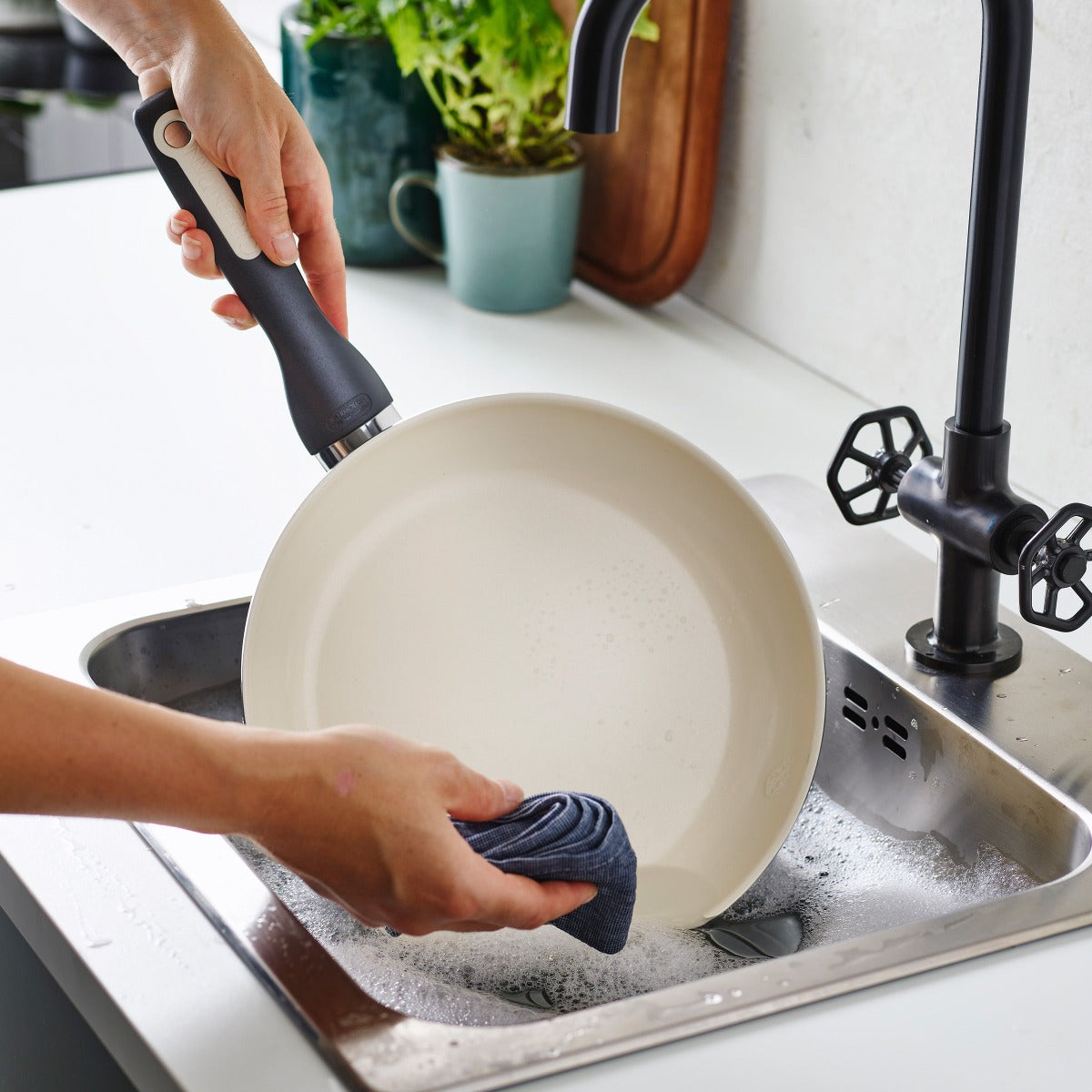 Rio Ceramic Nonstick 7. 9.5 and 11 Frypan Set | Black - Image 9