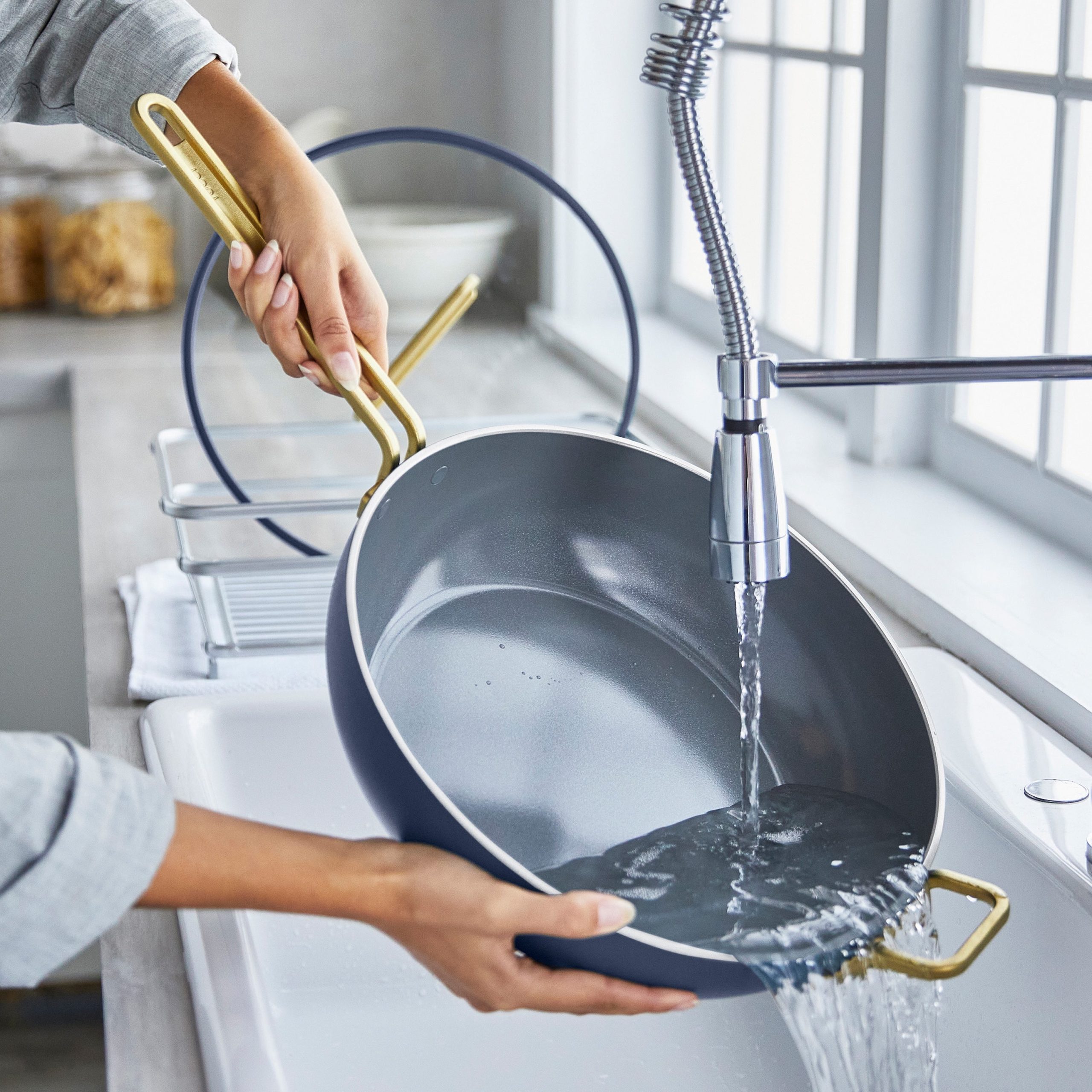 Stanley Tucci™ Ceramic Nonstick 4.5-Quart Stanley Pan Jr. | Marino Blue - Image 7