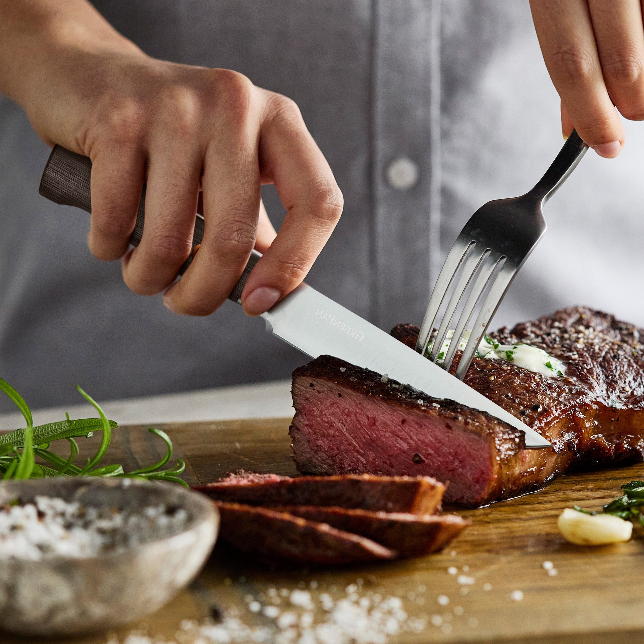 Elite Cutlery 8-Piece Steak Knife Set with Dark-Wood Handles - Image 3