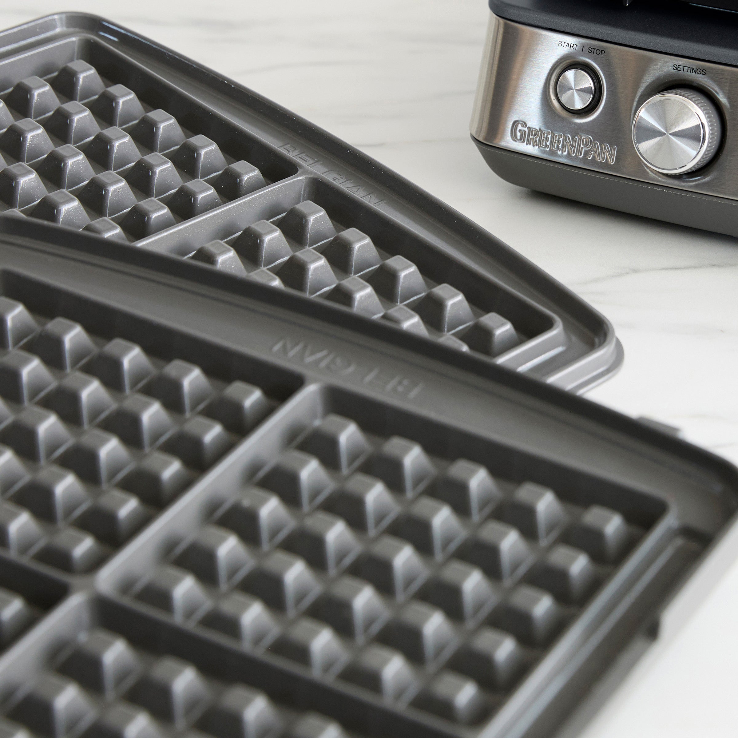 Elite Ceramic Nonstick 4-Square Waffle Maker | Graphite - Image 4