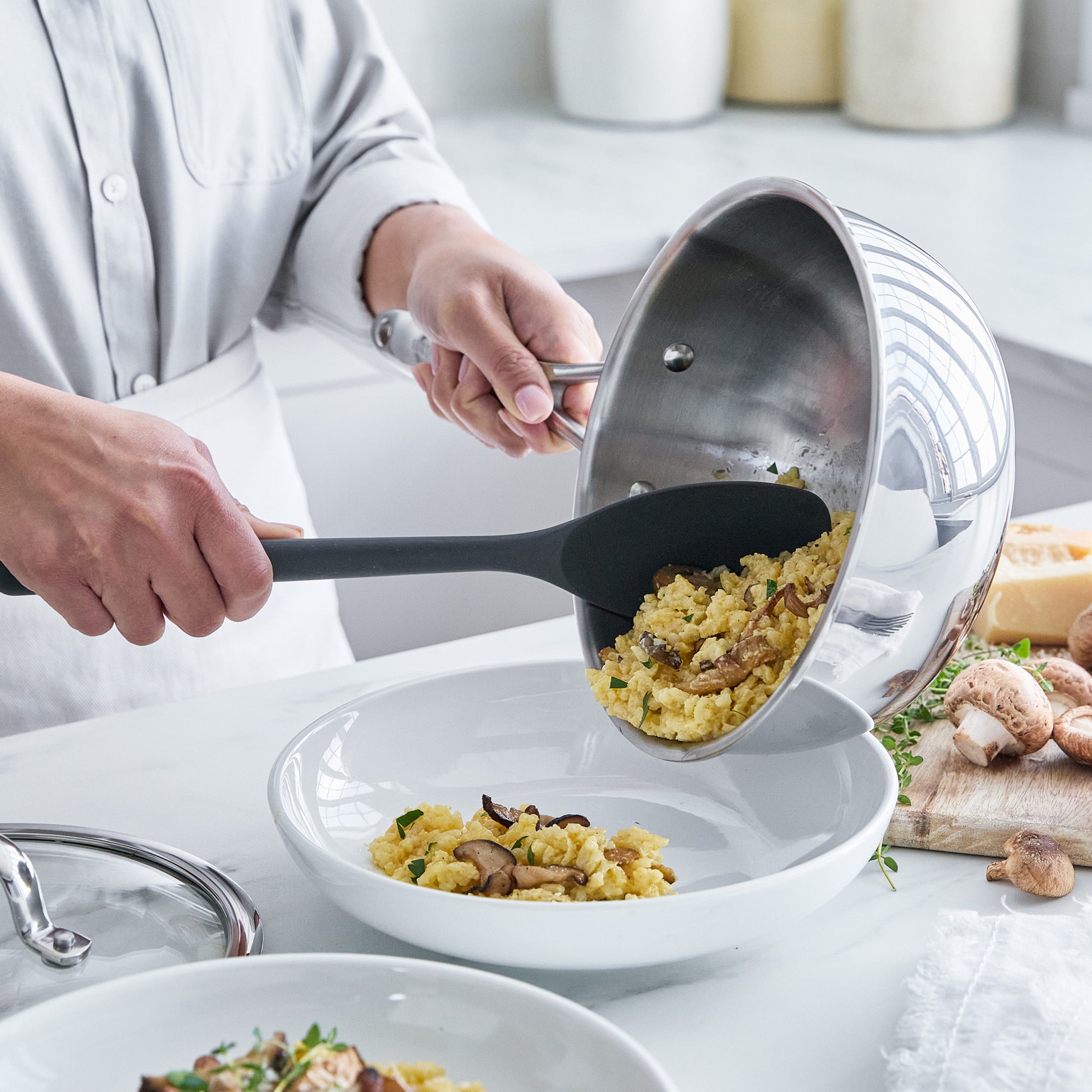 Valencia Pro Stainless Steel Uncoated 2.5-Quart Chef's Pan with Lid - Image 3