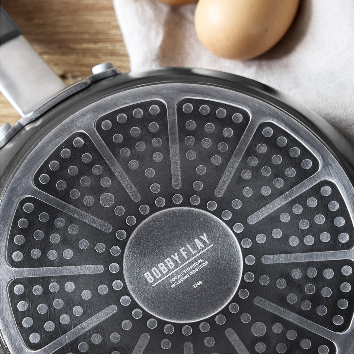 Bobby Flay by GreenPan Professional Ceramic Nonstick 4.5-Quart Sauté Pan with Lid | Graphite - Image 6